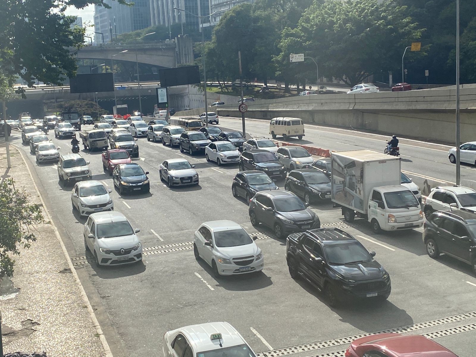 Rodízio municipal de veículos é suspenso por conta da greve; faixas e corredores de ônibus são liberadas