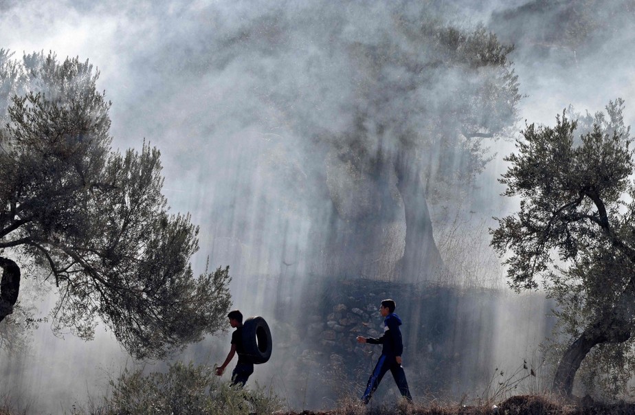 Palestinos queimam pneus durante protesto contra colonos israelenses perto de Nablus, na Cisjordânia; desgaste da Autoridade Nacional Palestina (ANP) também contribui para revolta crescente