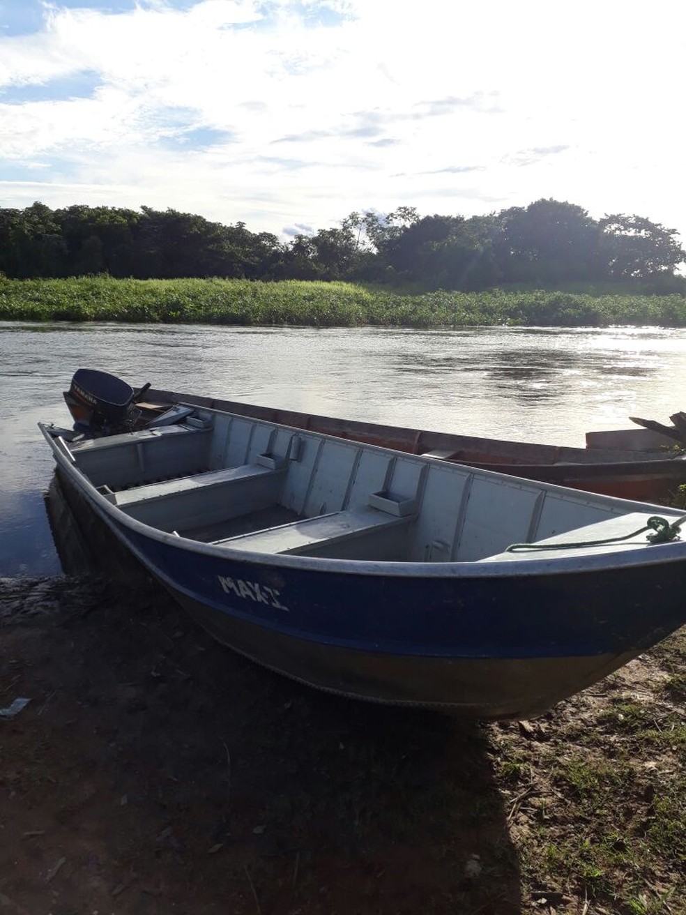 Barco que virou com jovem de 26 anos, no rio Paraguai-Mirim (Foto: Corpo de Bombeiros/Divulgação)