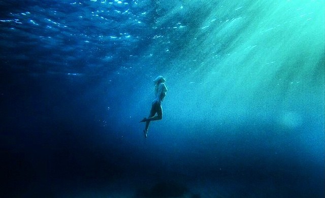 Tatiana Weston-Webb Tati surfa no Taiti (Foto: Reprodução/Instagram)