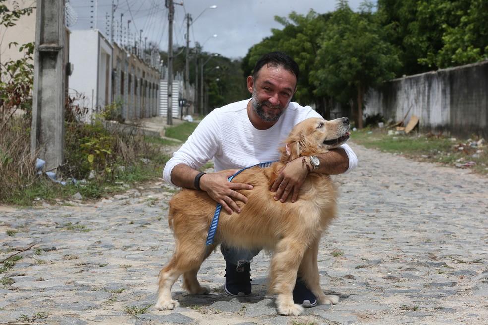 Carlos Bessa adotou Mel há cinco anos — Foto: José Leomar/SVM