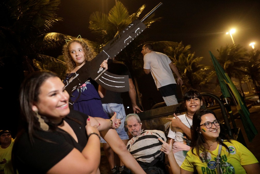 Grupo comemora a eleição de Jair Bolsonaro, no Rio de Janeiro — Foto: Ricardo Moraes/Reuters