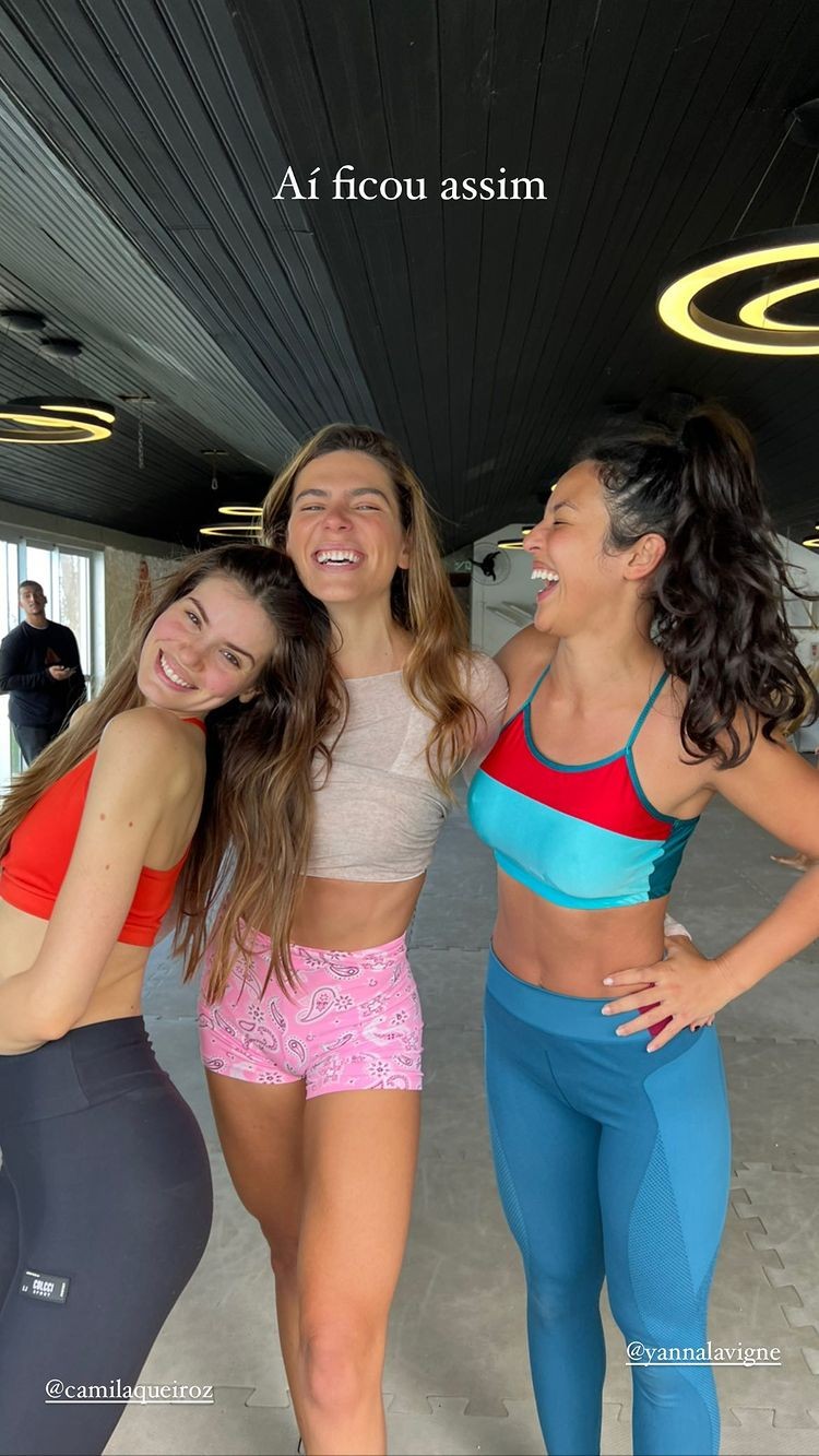 Mariana Goldfarb, Yanna Lavigne e Camila Queiroz posam juntas após treino de luta (Foto: Reprodução/Instagram)