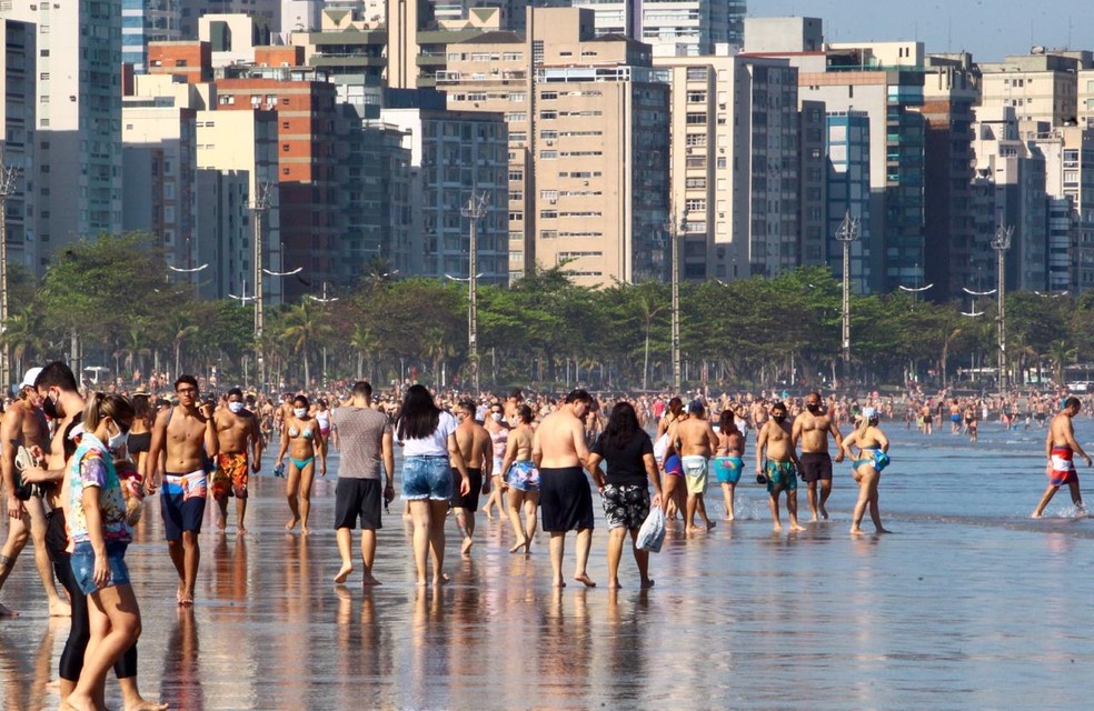 Milhares de banhistas foram às praias da Baixada Santista neste domingo (12) — Foto: Vanessa Rodrigues/A Tribuna Jornal