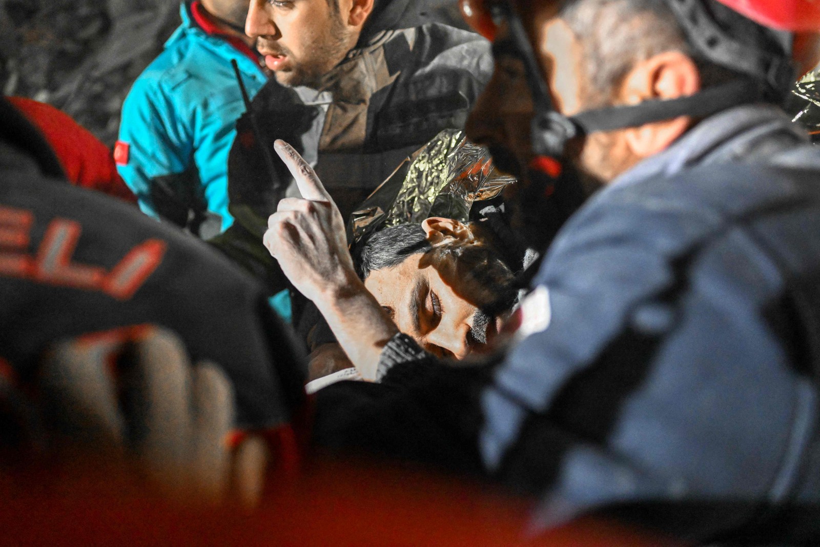 Sírio Faez Ghanam é salvo por equipes de resgate após 210 horas de espera sob escombros em Hatay — Foto: BULENT KILIC/AFP
