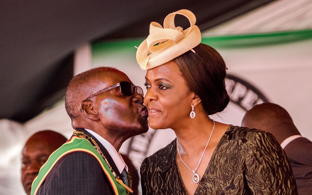 Robert e Grace Mugabe se casaram em 1996 e têm três filhos; ela era datilógrafa do presidente — Foto: Jekesai Njikizana / AFP Photo