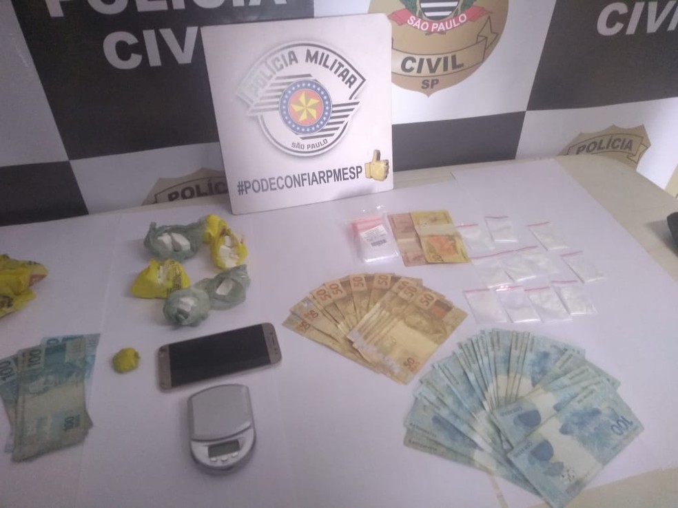Além de droga, polícias apreenderam dinheiro e material usado para embalagem e venda do entorpecente — Foto: Polícias Civil e Militar/Divulgação