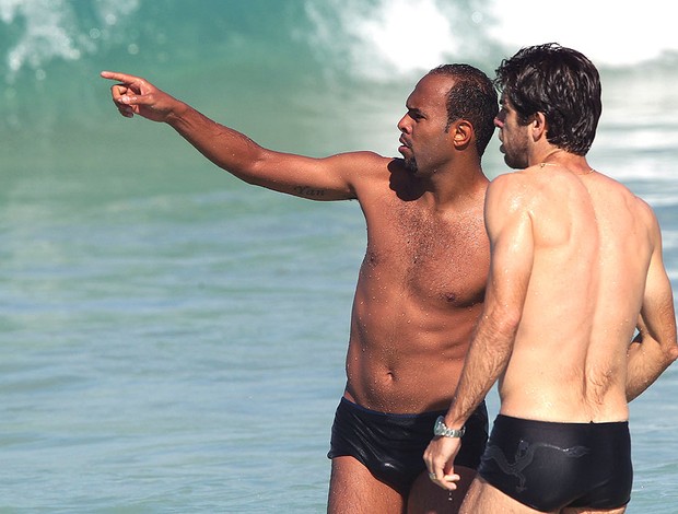 Juninho Pernambucano e Alecsandro no treino do Vasco na praia (Foto: Ivo Gonzalez / Agencia O Globo)