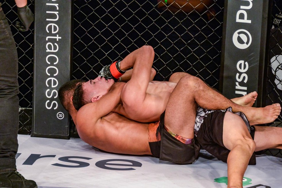 Adriano Florêncio finalizou Marciano Ferreira com um mata-leão — Foto: Divulgação / Future FC