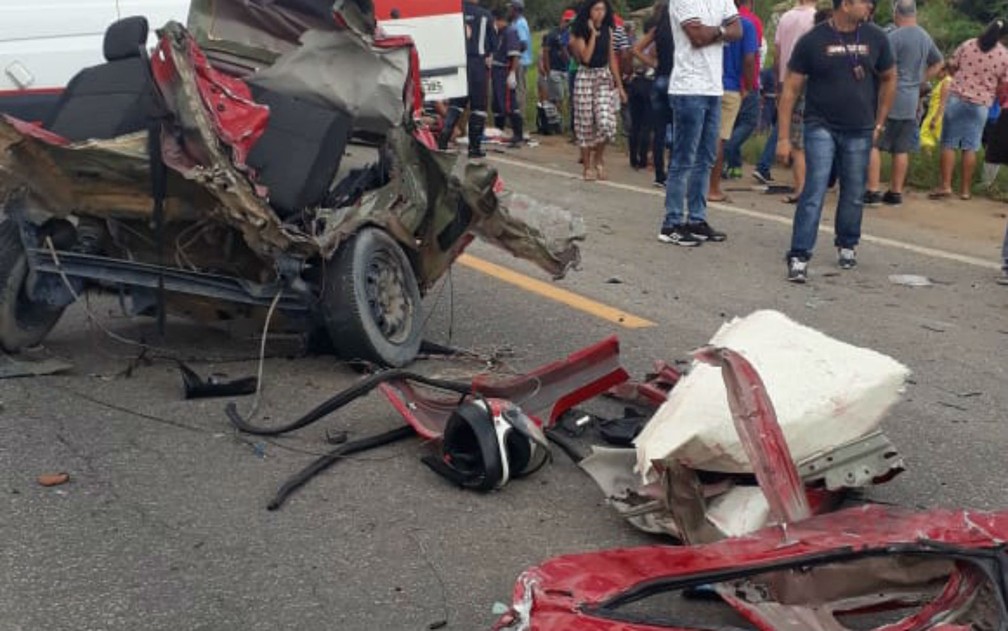 Acidente entre caminhÃƒÂ£o, ÃƒÂ´nibus e carro deixa dois feridos na BR-367, sul da Bahia Ã¢â‚¬â€ Foto: EgÃƒÂ­dio SimÃƒÂµes/TV Santa Cruz