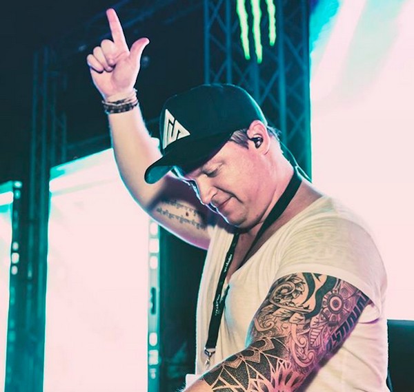 O DJ Adam Sky em um show (Foto: Instagram)