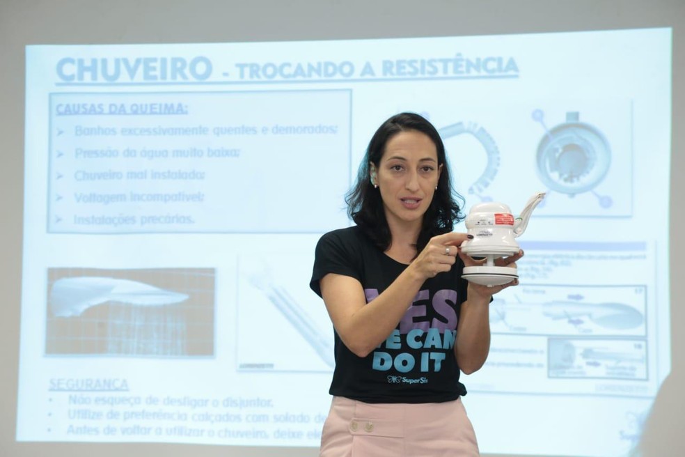 Engenheira civil ensinou como trocar resistência de chuveiro elétrico em curso exclusivo para mulheres em Cuiabá — Foto: Edson Rodrigues