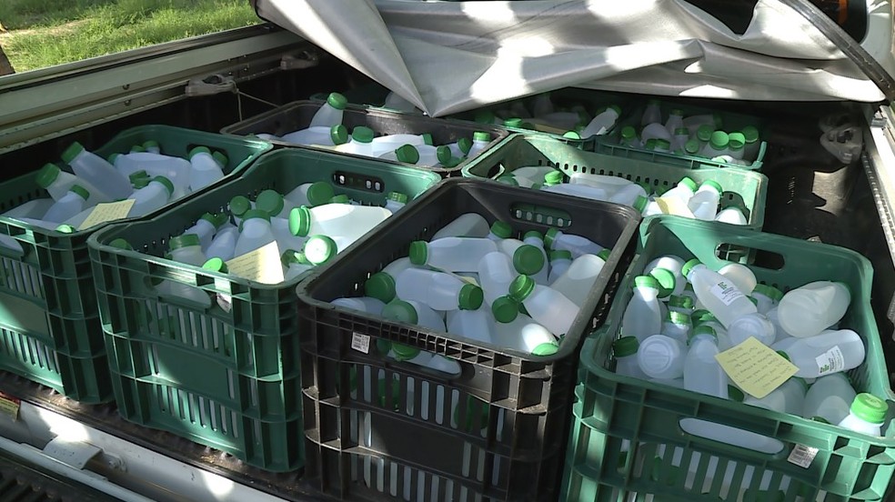 Doação de álcool 70%  para secretárias de saúde e Ongs — Foto: Reprodução/ TV Grande Rio 