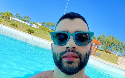 Gusttavo Lima Posa Na Piscina Gigante De Sua Fazenda E Web Pira Caribe Quem Quem News