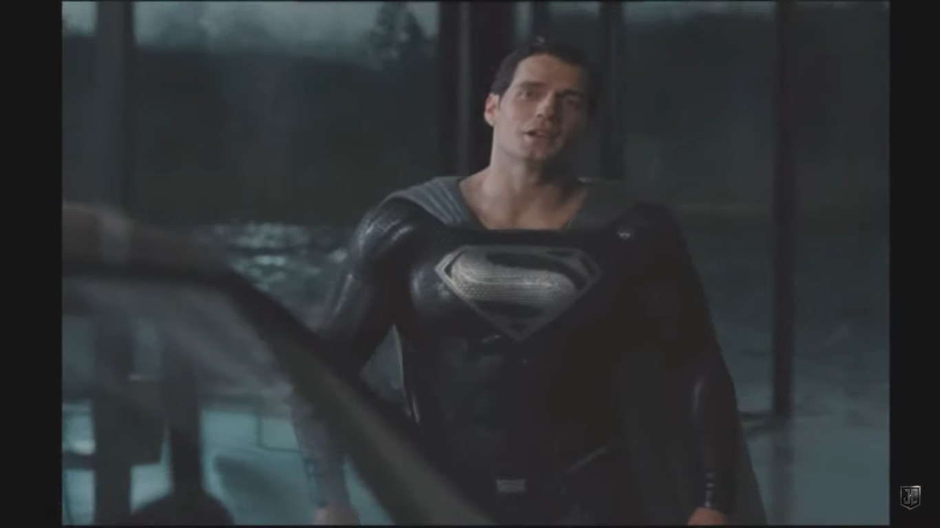 O ator Henry Cavill como o herói Superman, vestindo o uniforme negro do personagem, em cena de versão inédita de Liga da Justiça (2017) (Foto: Reprodução)