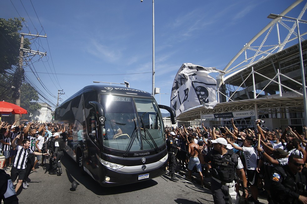 Ônibus do Botafogo foi recepcionado com muita festa pela torcida — Foto: Vitor Silva/Botafogo