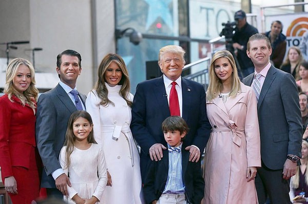Eric Trump, o primeiro da direita para a esquerda, com sua família (Foto: Reprodução/Twitter)