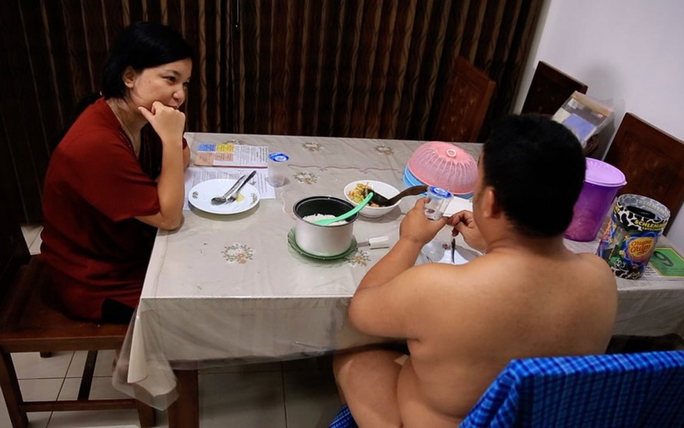 Aditya diz que se arrisca ao praticar o nudismo - uma lei contra a pornografia proíbe pessoas de andarem peladas na Indonésia (Foto: BBC)