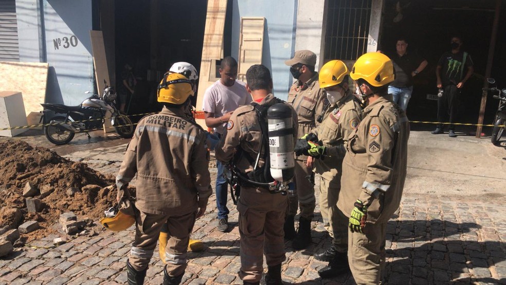 Equipe dos bombeiros se preparando para entrar na tubulação para onde a mulher foi arrastado em Garanhuns — Foto: Joab Alves/TV Asa Branca