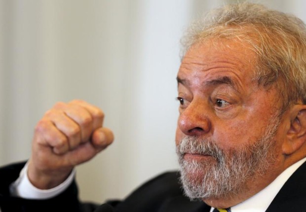O ex-presidente Luiz Inácio Lula da Silva durante coletiva para defender Dilma Rousseff a jornalistas estrangeiros (Foto: Paulo Whitaker/Reuters)