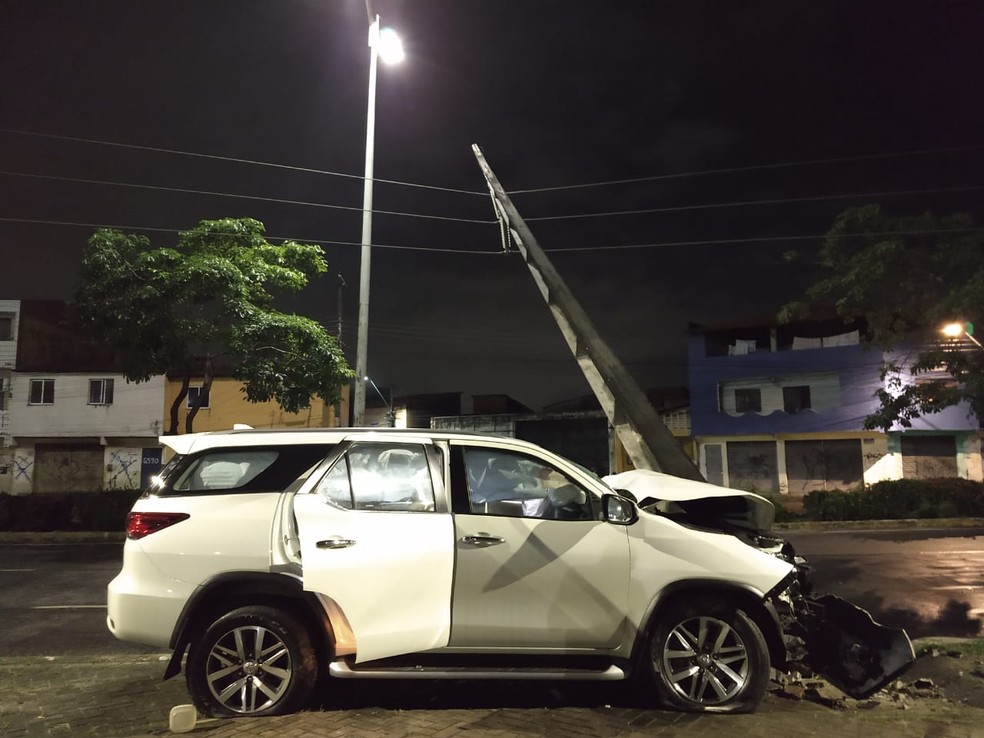 Motorista perdeu o controle do veÃ­culo, subiu a calÃ§ada e colidiu com o poste. â€” Foto: Halisson Ferreira/ Sistema Verdes Mares