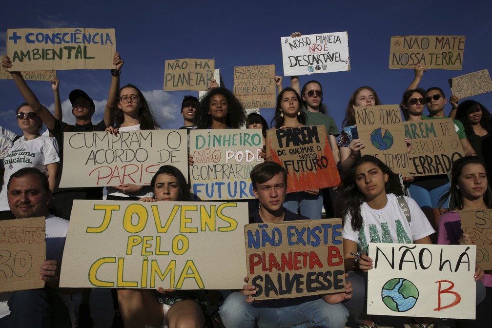 Estudantes protestam contra as políticas ambientais do presidente Jair Bolsonaro, em frente ao Congresso Nacional em Brasília, em maio de 2019. — Foto: AP Photo/Eraldo Peres