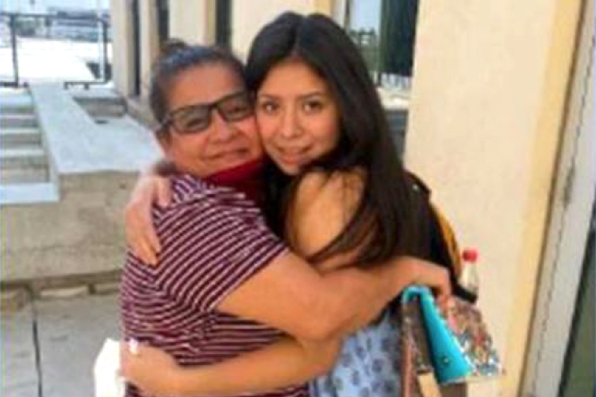 Nos EUA, jovem reencontra a mãe depois de ter sido sequestrada pelo pai há 14 anos  (Foto: reprodução/ NY Post)