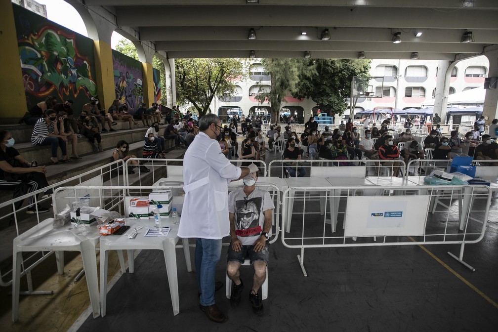 Profissional de saúde coleta amostra nasal para teste de Covid-19 em uma escola no Rio de Janeiro, no Brasil, em 7 de janeiro de 2022 — Foto: Bruna Prado/AP