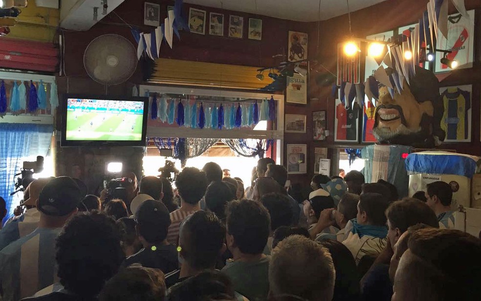 Torcida da Argentina acompanha o jogo contra a FranÃ§a em bar na Mooca, Zona Leste de SÃ£o Paulo (Foto: Gabriela GonÃ§alves/G1)