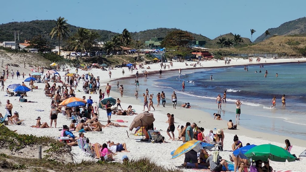 Praia do Forte, em Cabo Frio, RJ, fica cheia de pessoas que desrespeitam decretos de proibição de permanência em praias — Foto: Paulo Henrique Cardoso/G1