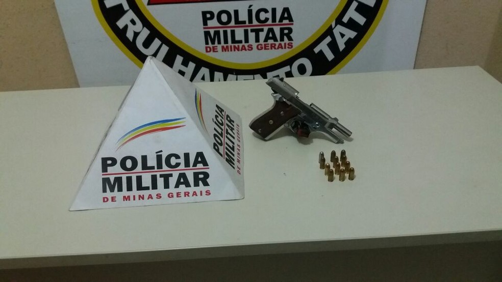 Polícia apreendeu arma e munições (Foto: Polícia Militar/ Divulgação)