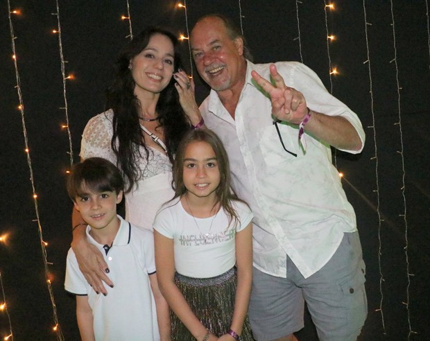 Cláudia Mauro e Paulo César Grande com os filhos, Carolina e Pedro  (Foto: AgNews)