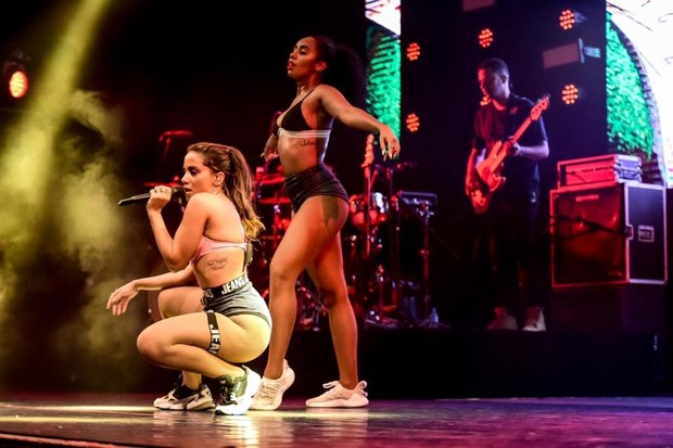 Anitta com Aline no fundo do palco (Foto: Divulgação)