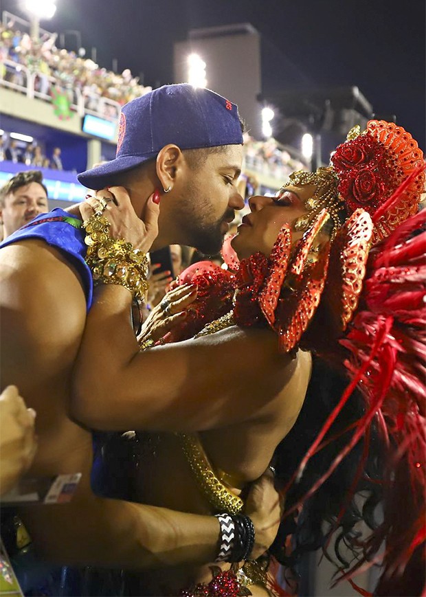 Viviane Ara Jo Beija Namorado Durante Desfile Na Sapuca Quem Rio De Janeiro