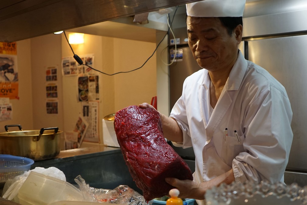 Chef mostra pedaço de carne de baleia em restaurante de Tóquio, em imagem de 2 de julho  — Foto: Karyn Nishimura / AFP