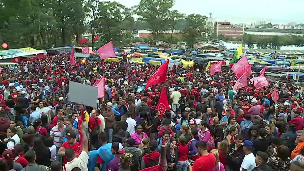 Manifestantes se concentram para Marcha (Foto: Reprodução/TV Globo)
