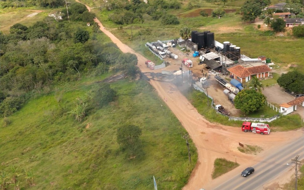 Carreta carregada de óleo pegou fogo e explodiu em Candeias — Foto: Divulgação / Polícia Militar