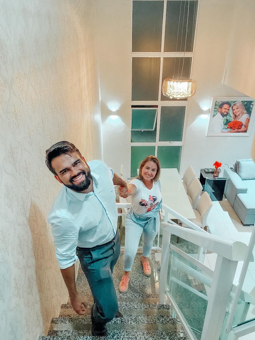 Na nova casa, muitas fotos do casamento deles  — Foto: Arquivo pessoal