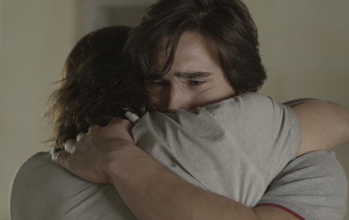 Gui e Zac se abraçam em momento emocionante (Foto: TV Globo)
