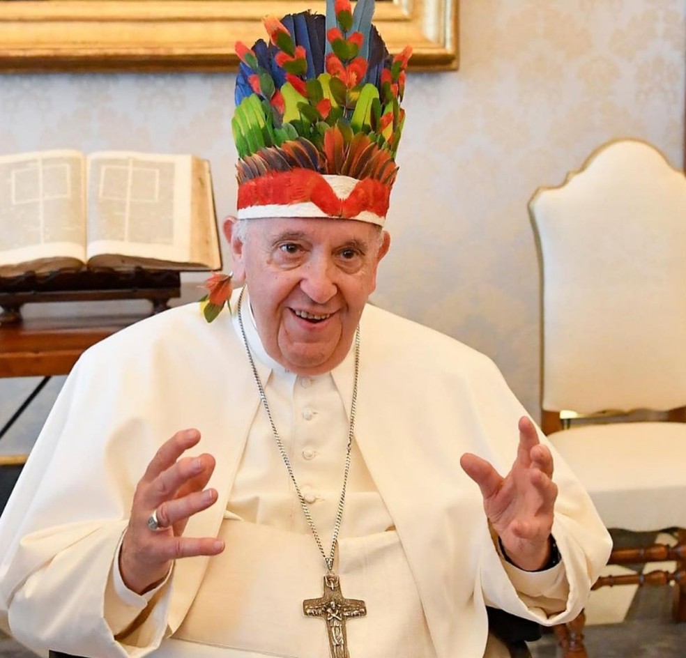 Papa Francisco recebeu cocar indígena de bispos do Amazonas. — Foto: Vatican News/Reprodução