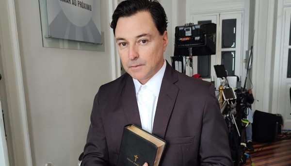 Emilio Orciollo Netto aparece como pastor para série