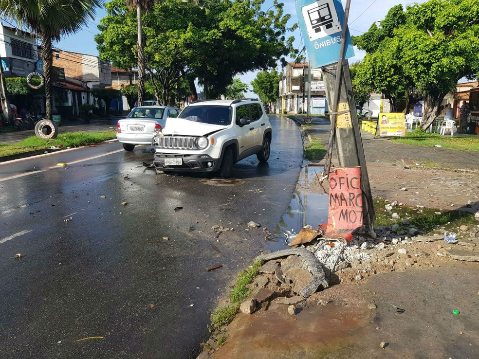 Segundo testemunhas, um pouco antes da colisÃ£o, a parada estava lotada de pessoas â Foto: Ricardo Mota