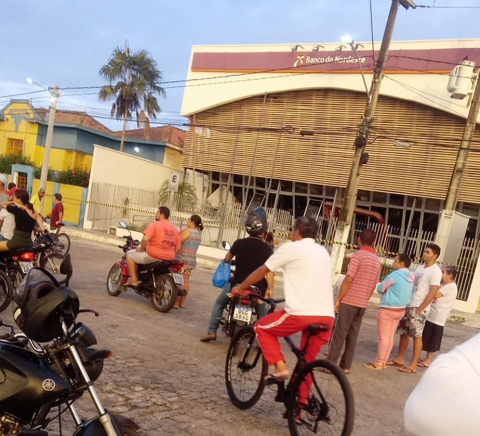 População de Santo Antonio, RN, em frente à agência do Banco do Nordeste atacada pelos criminosos durante a madrugada — Foto: Redes sociais