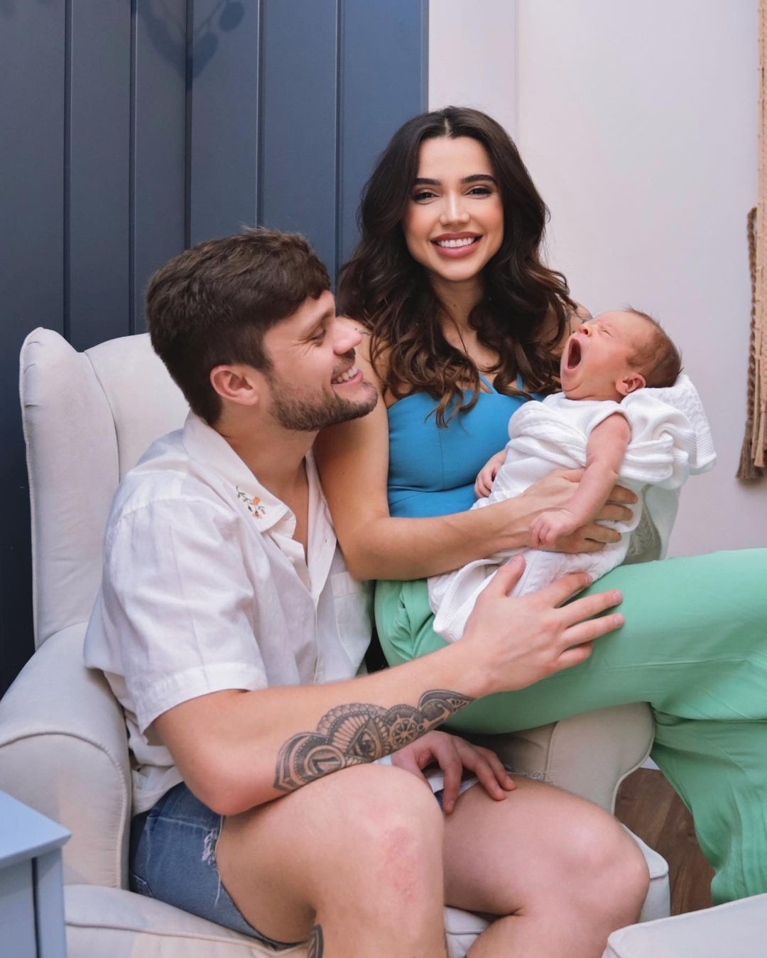 Paula Amorim e Breno Simões posaram para foto com o filho Theo (Foto: Reprodução/Instagram)