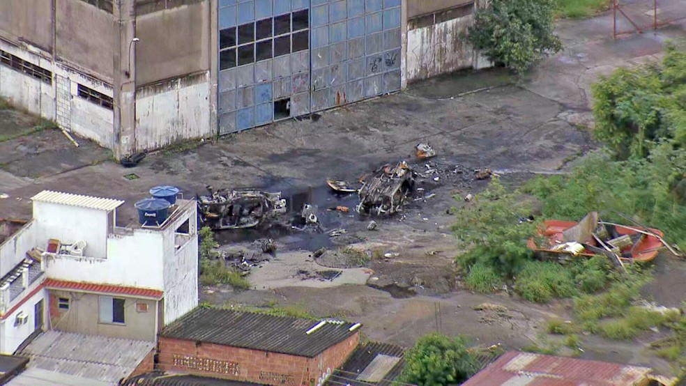 Carcaças de veículos carbonizadas na Kelson's — Foto: Reprodução/TV Globo