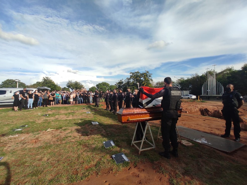 Corpo de policial civil morto pelo parceiro de trabalho é sepultado em Presidente Prudente — Foto: Aline Costa/G1