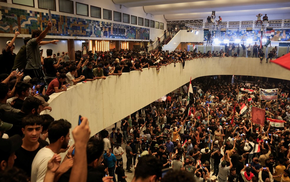Manifestantes dentro do Parlamento do Iraque, em 27 de julho de 2022 — Foto: Thaier Al-Sudani/Reuters
