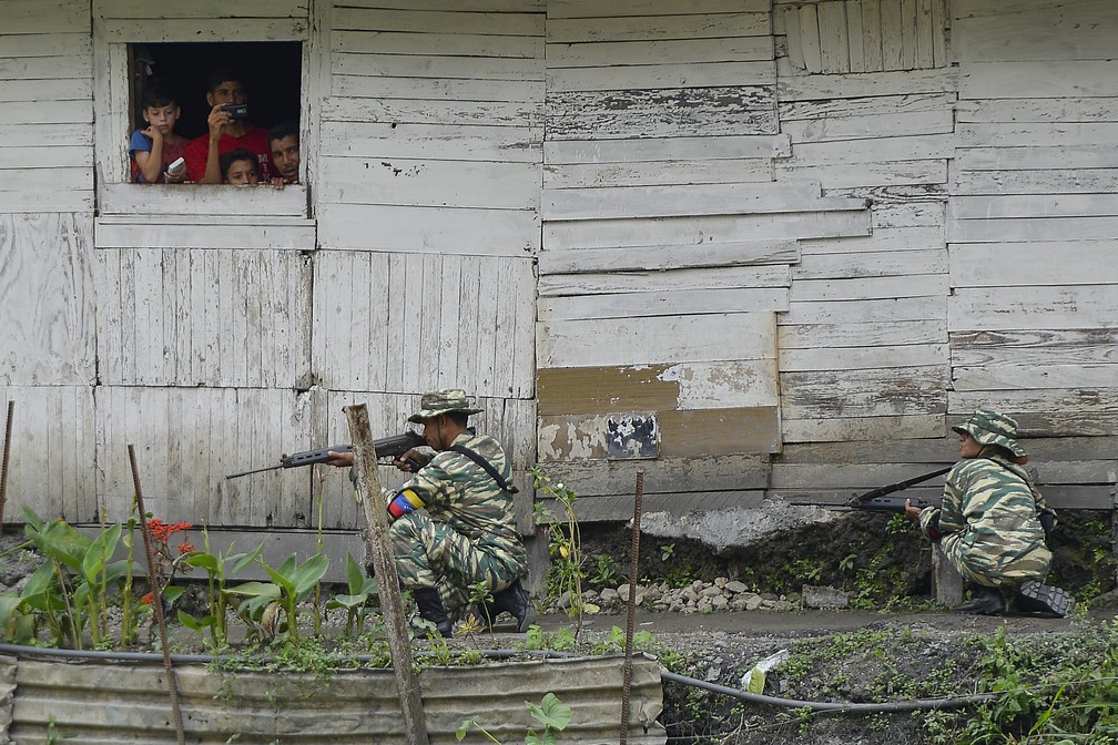 Civis assistem a treinamento militar em Caracas, na Venezuela, neste sábado (15) — Foto: Matias Delacroix/AP Photo