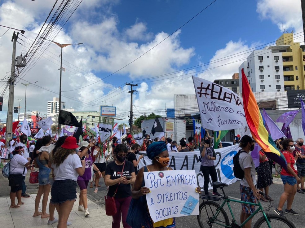 Protesto contra Jair Bolsonaro em João Pessoa, na Paraíba, neste sábado (24) — Foto: Lara Brito/G1 Paraíba