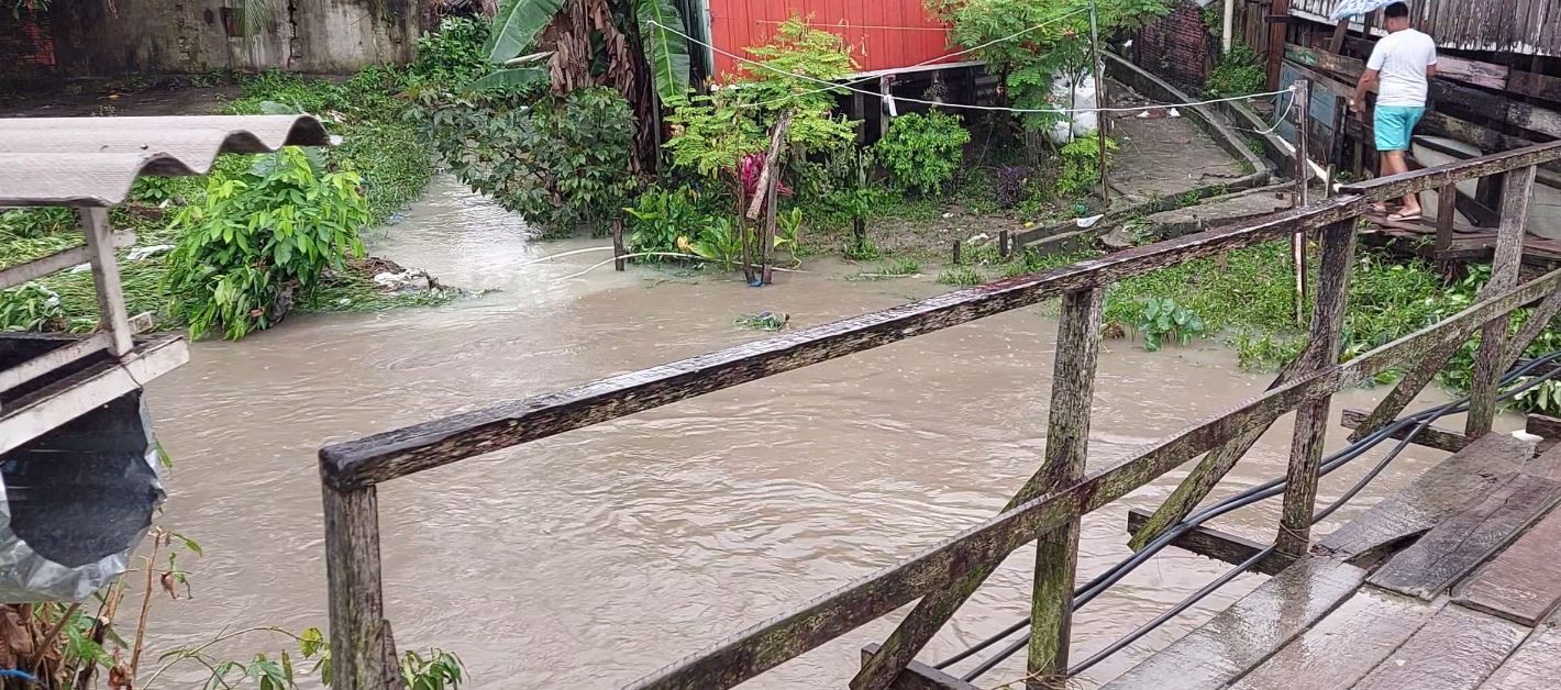 Adolescentes são arrastados pela correnteza em Igarapé durante a chuva em Manaus 